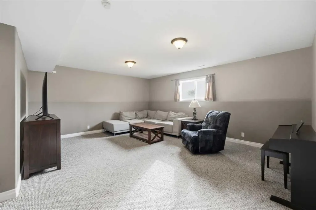 272 Jennings Crescent