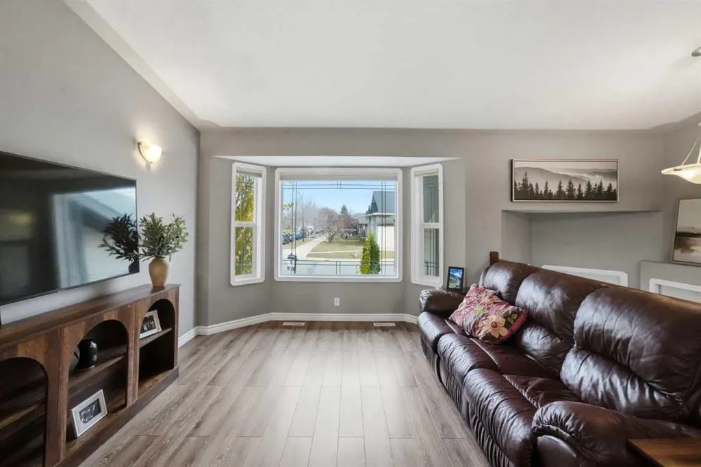 272 Jennings Crescent