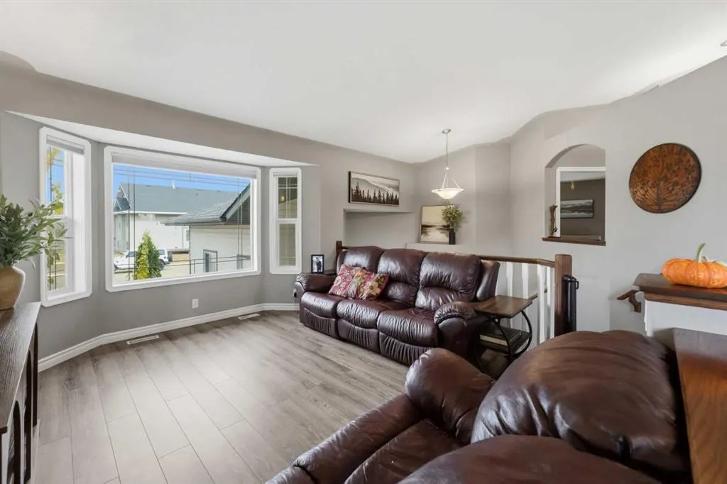 272 Jennings Crescent