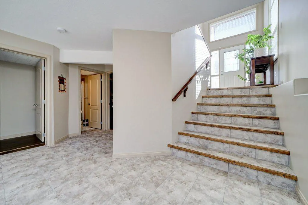 442 Gateway Crescent S