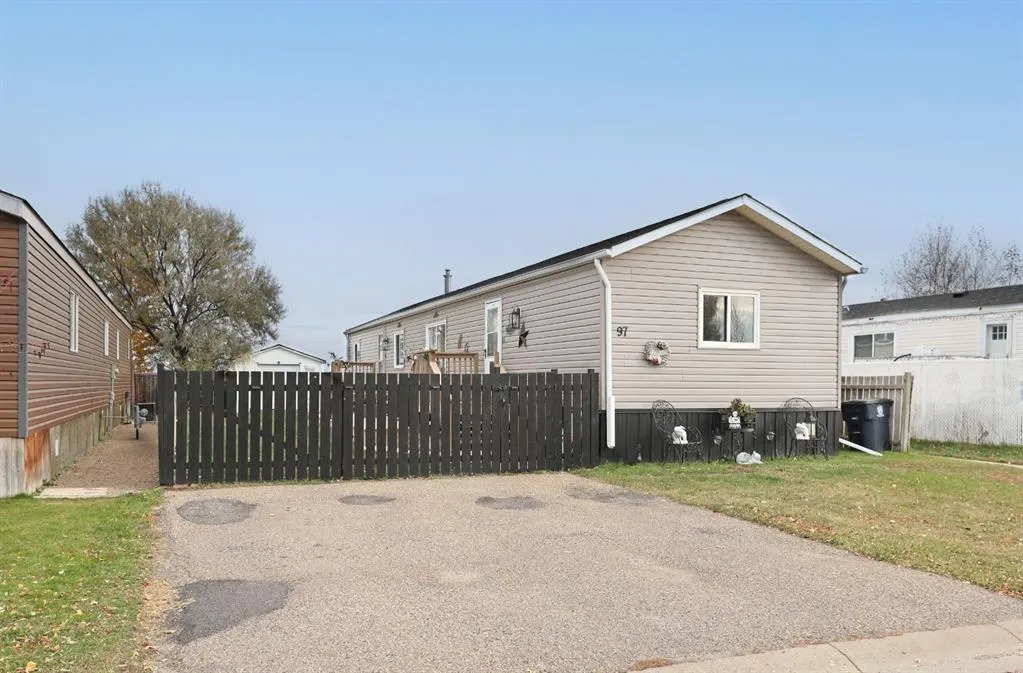 97 Meadow Lake Close E