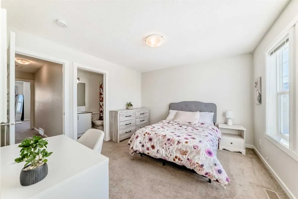 272 Cranbrook Square SE