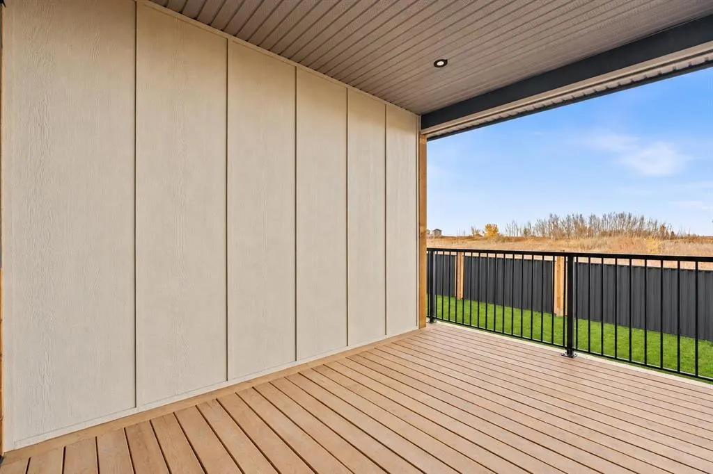 6 Strathmore Lakes Point