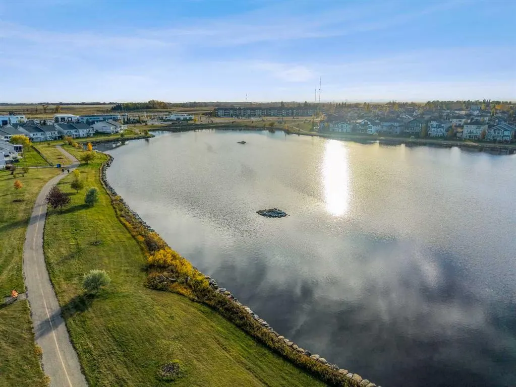 6 Strathmore Lakes Point