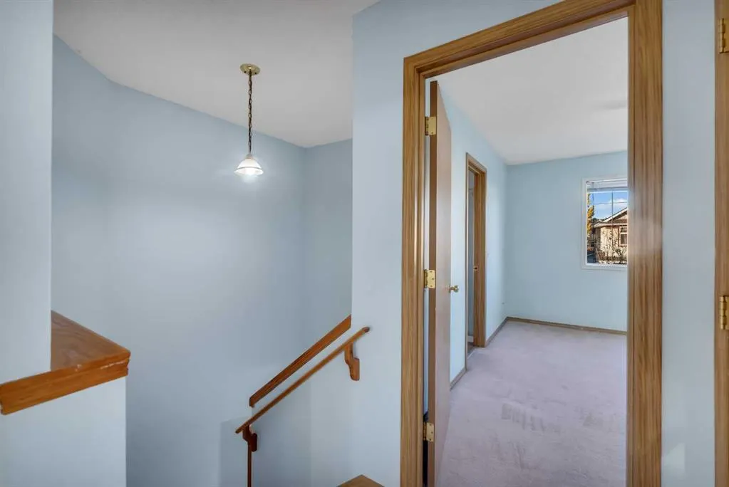350 Arbour Grove Close NW