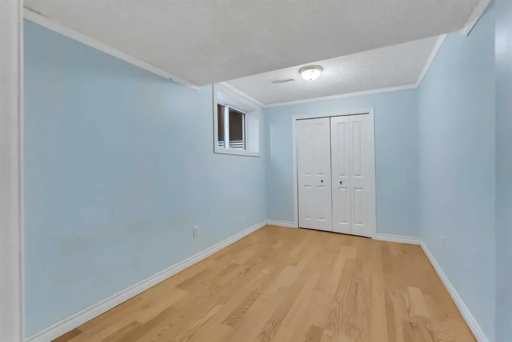 350 Arbour Grove Close NW