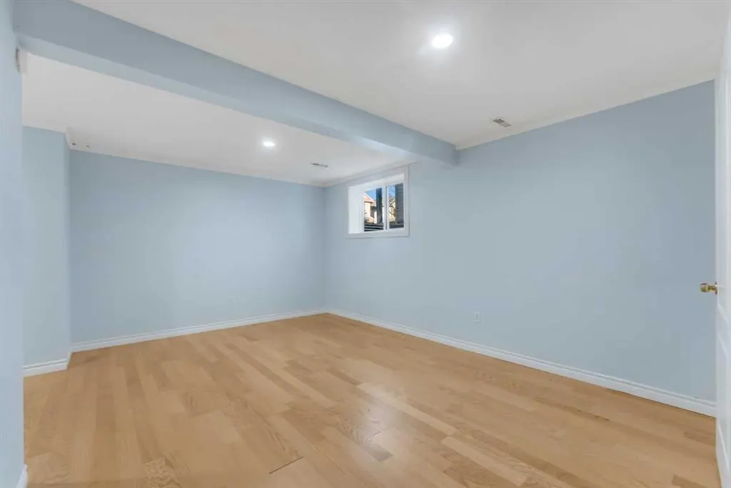 350 Arbour Grove Close NW