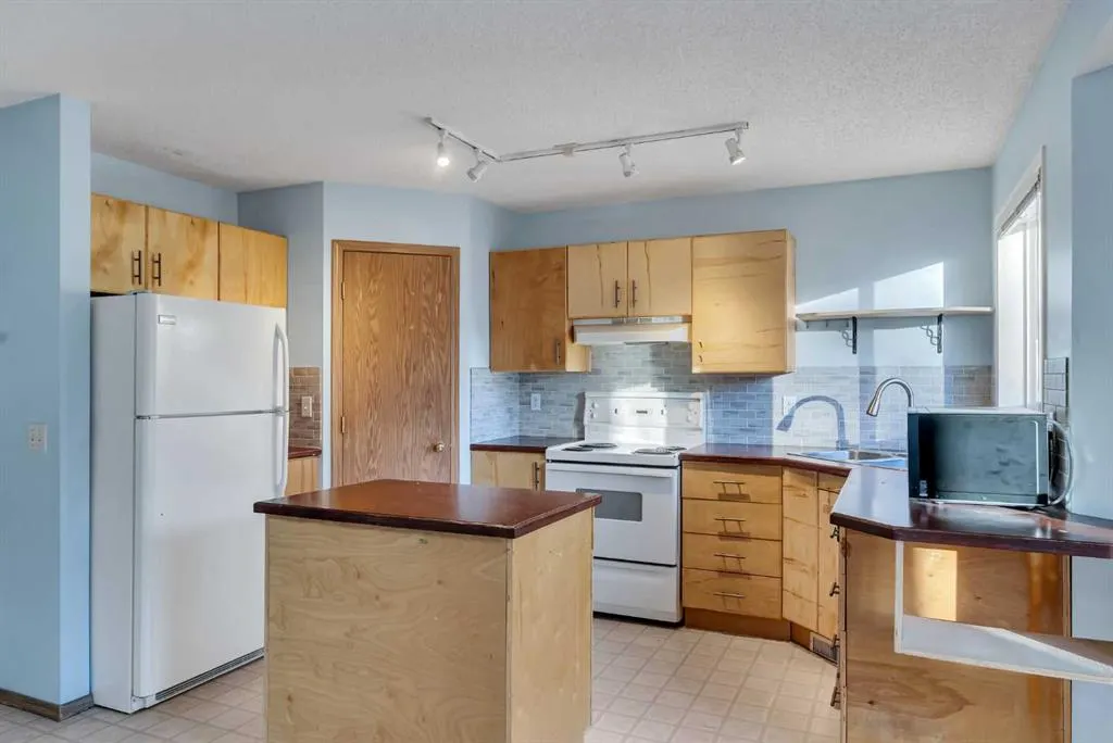 350 Arbour Grove Close NW