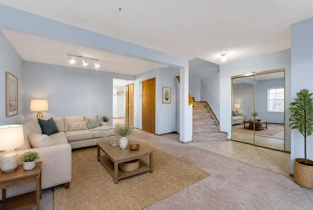 350 Arbour Grove Close NW
