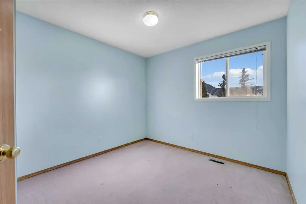 350 Arbour Grove Close NW
