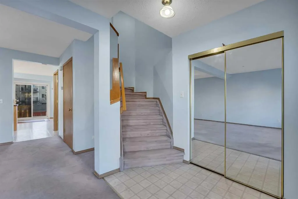 350 Arbour Grove Close NW