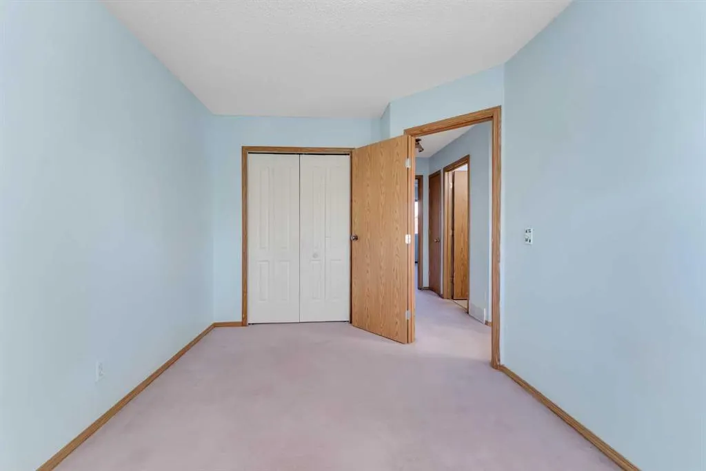 350 Arbour Grove Close NW
