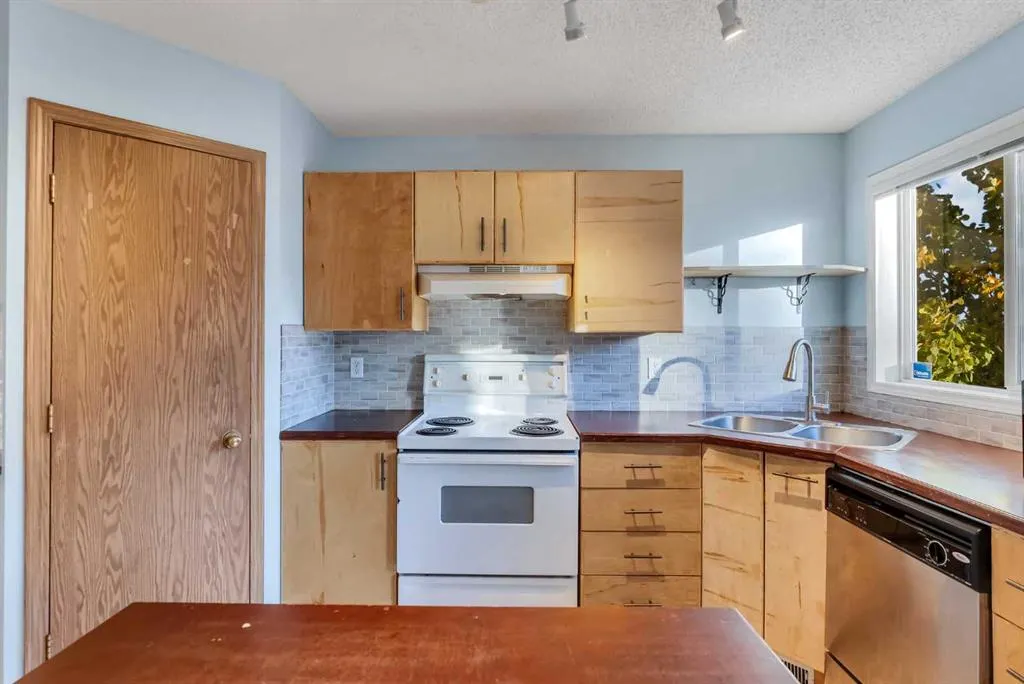 350 Arbour Grove Close NW