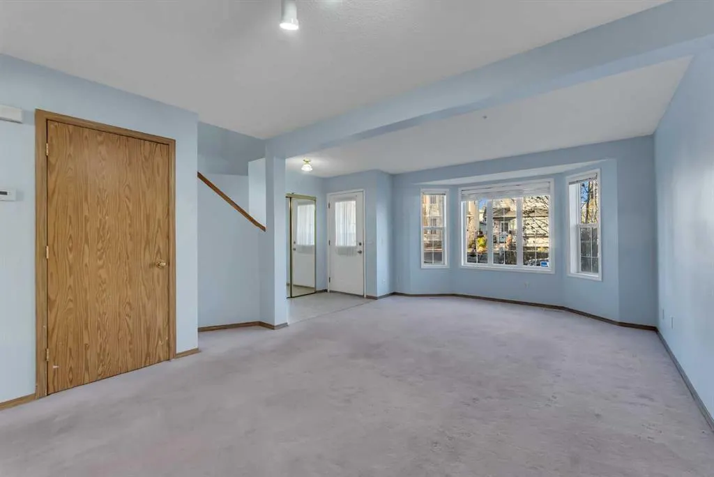 350 Arbour Grove Close NW