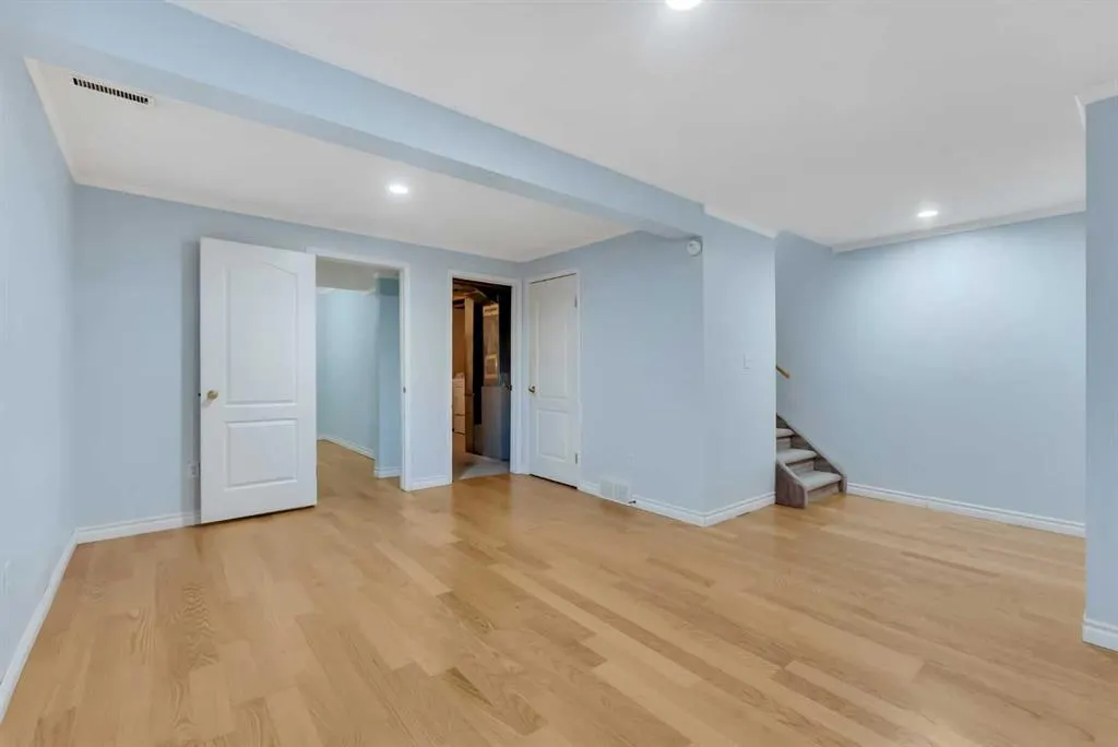 350 Arbour Grove Close NW