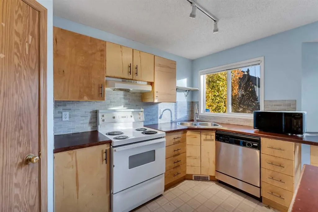 350 Arbour Grove Close NW