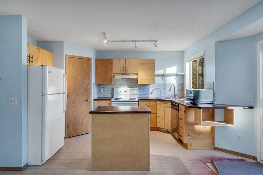 350 Arbour Grove Close NW