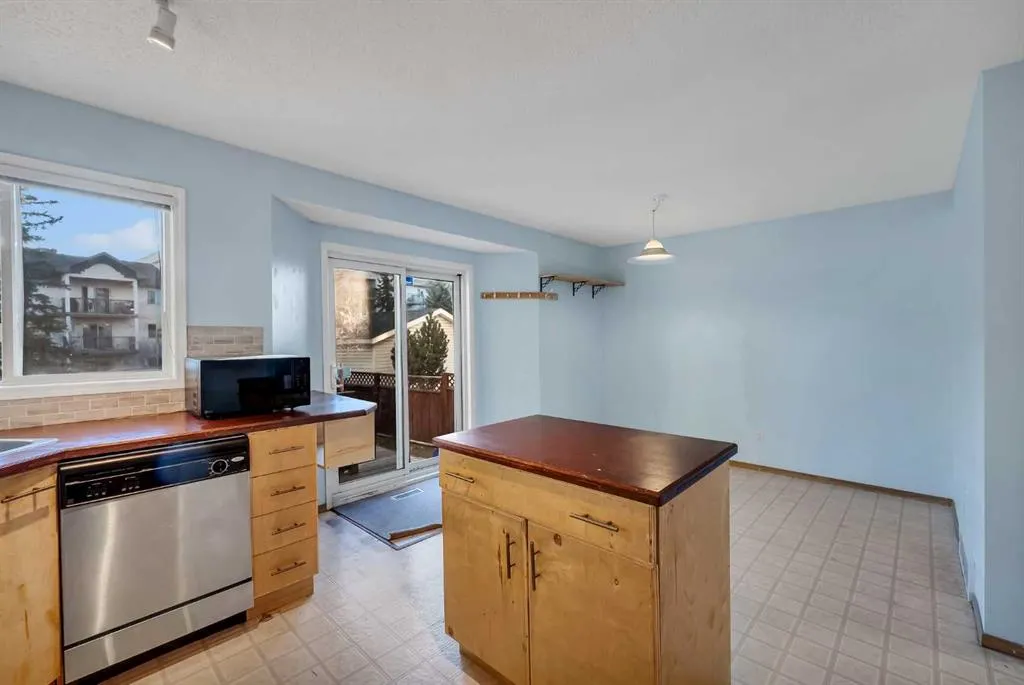 350 Arbour Grove Close NW
