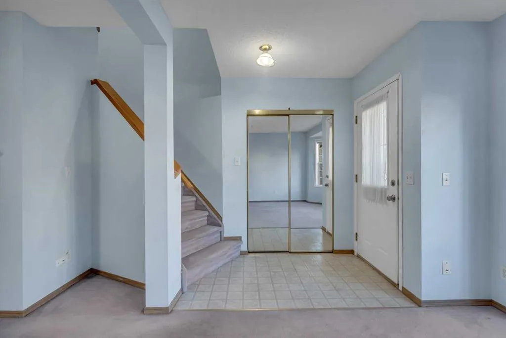 350 Arbour Grove Close NW