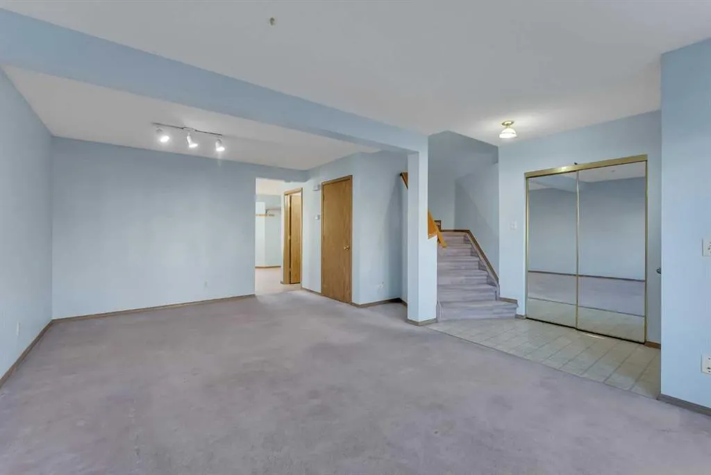 350 Arbour Grove Close NW
