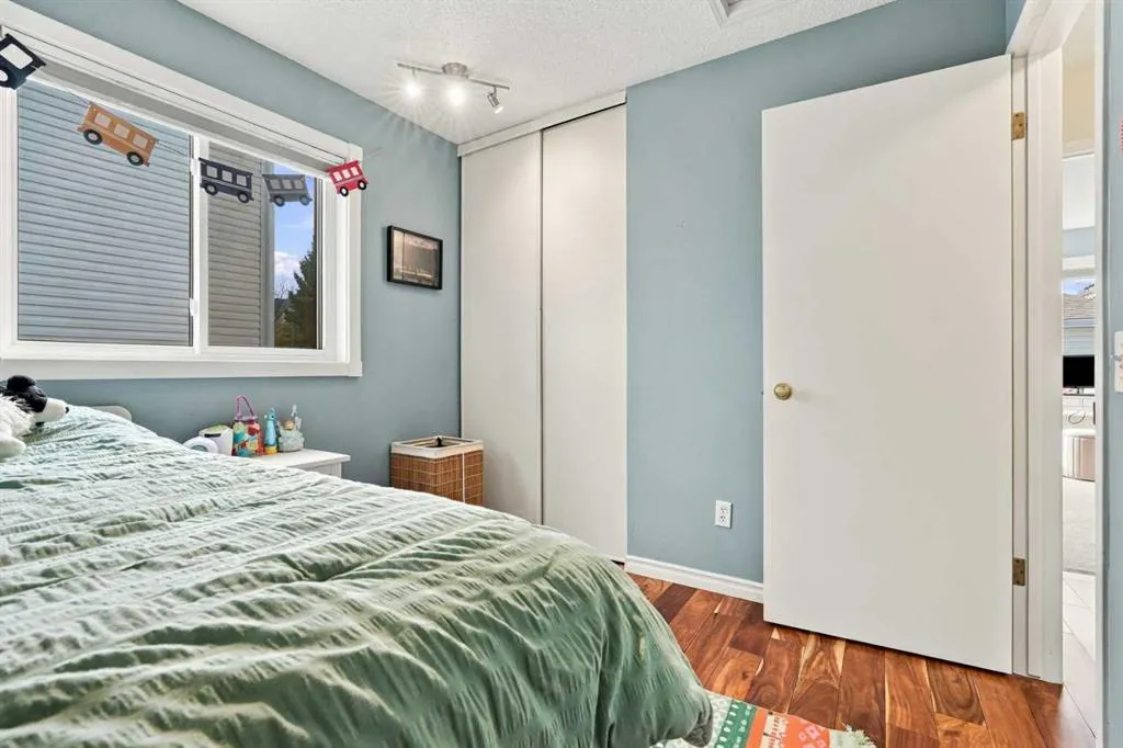 60 Hidden Green NW