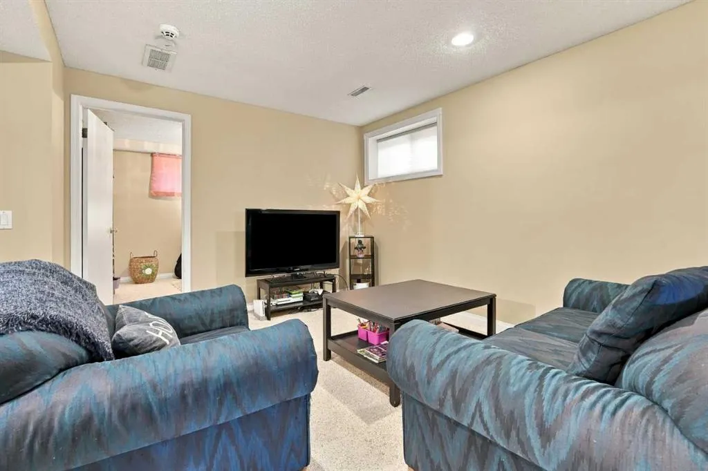 60 Hidden Green NW