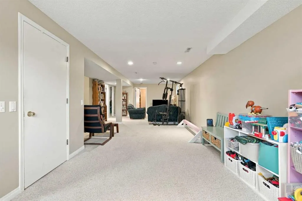 60 Hidden Green NW