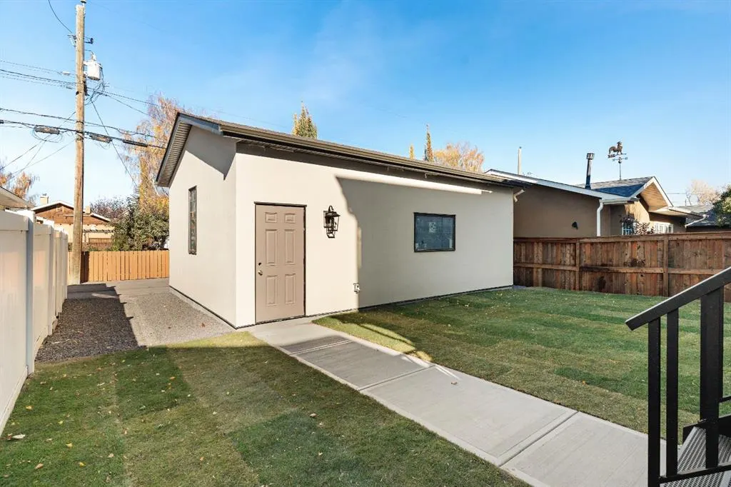 654 27 Avenue NW