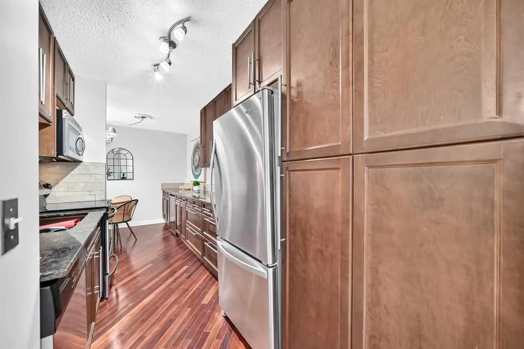 611 8 Avenue NE #204