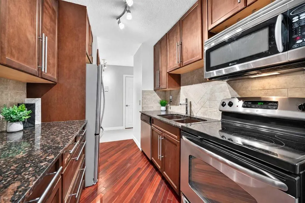 611 8 Avenue NE #204
