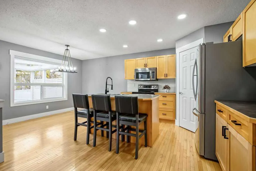 195 Cranwell Crescent SE
