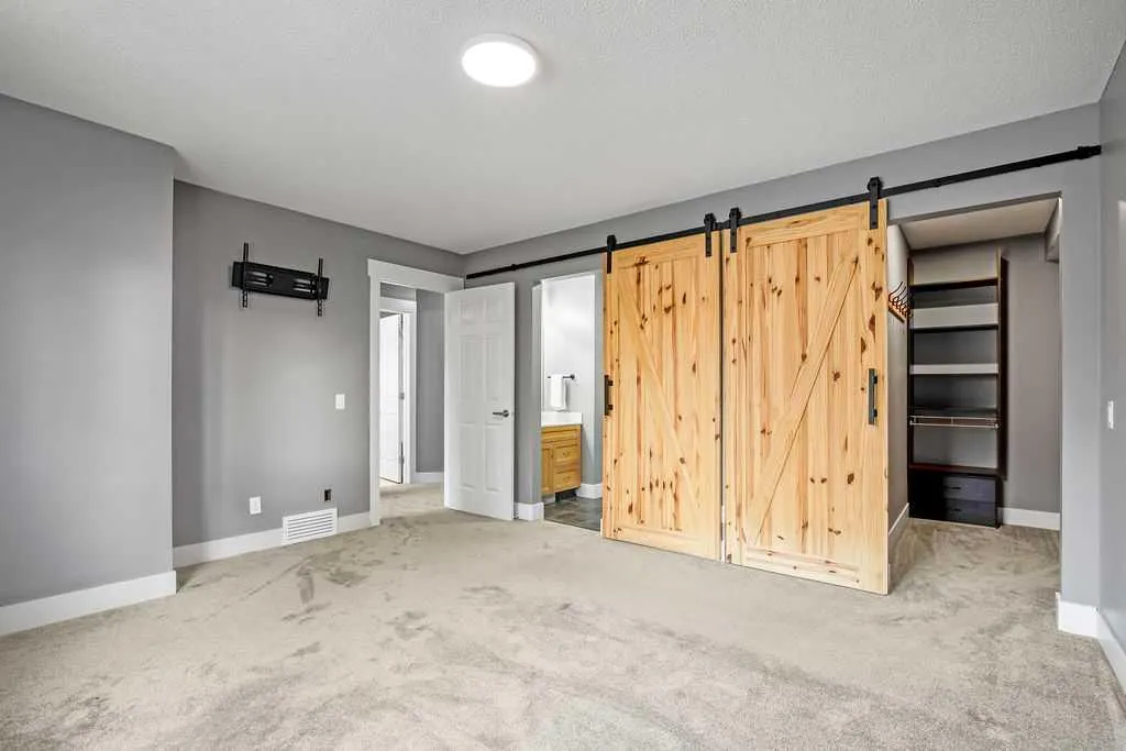 195 Cranwell Crescent SE