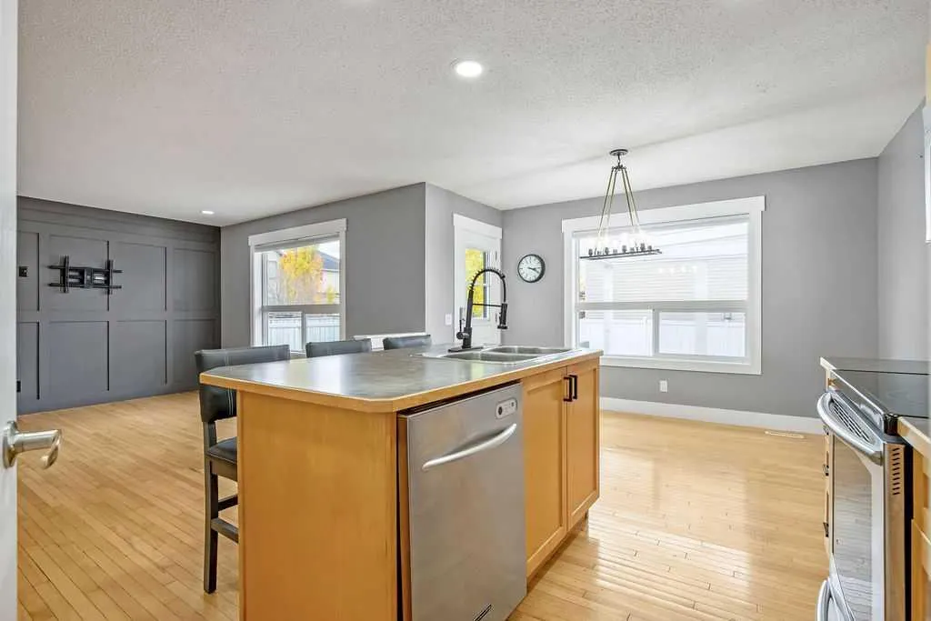 195 Cranwell Crescent SE