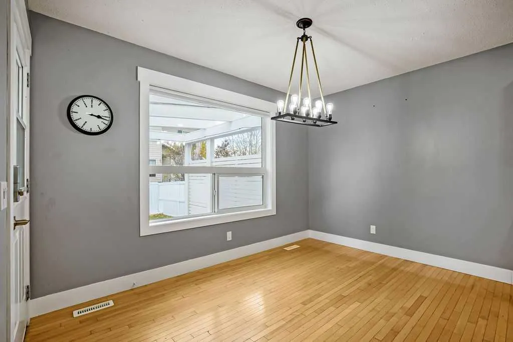 195 Cranwell Crescent SE