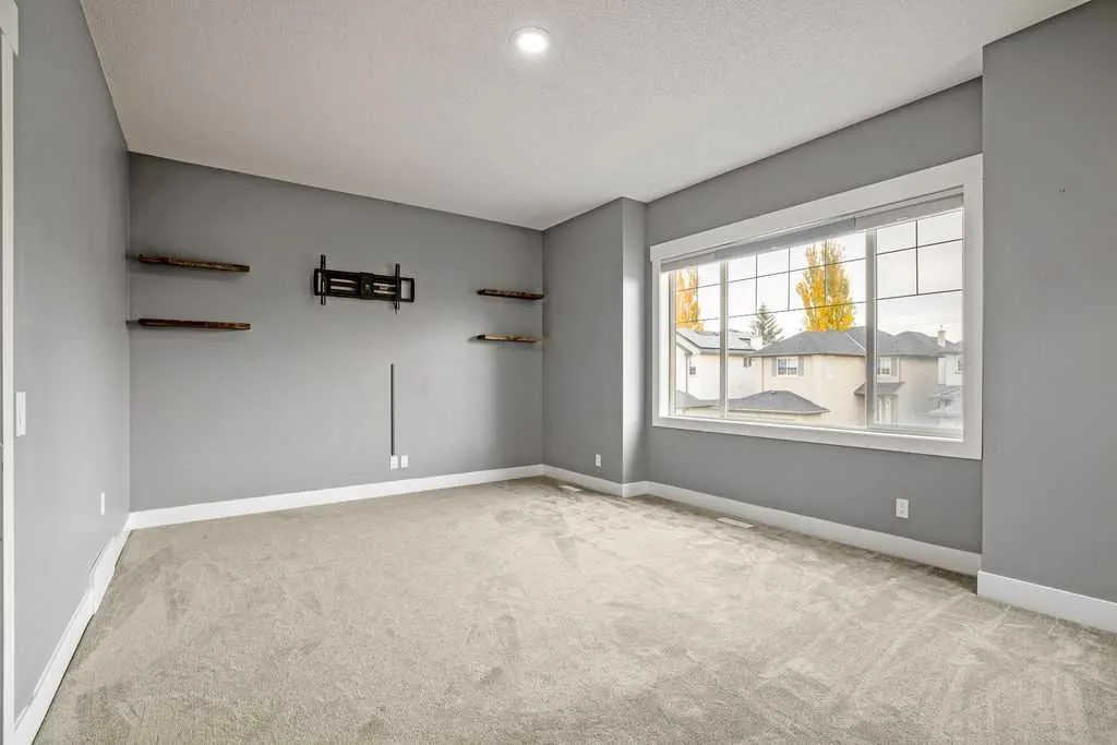 195 Cranwell Crescent SE