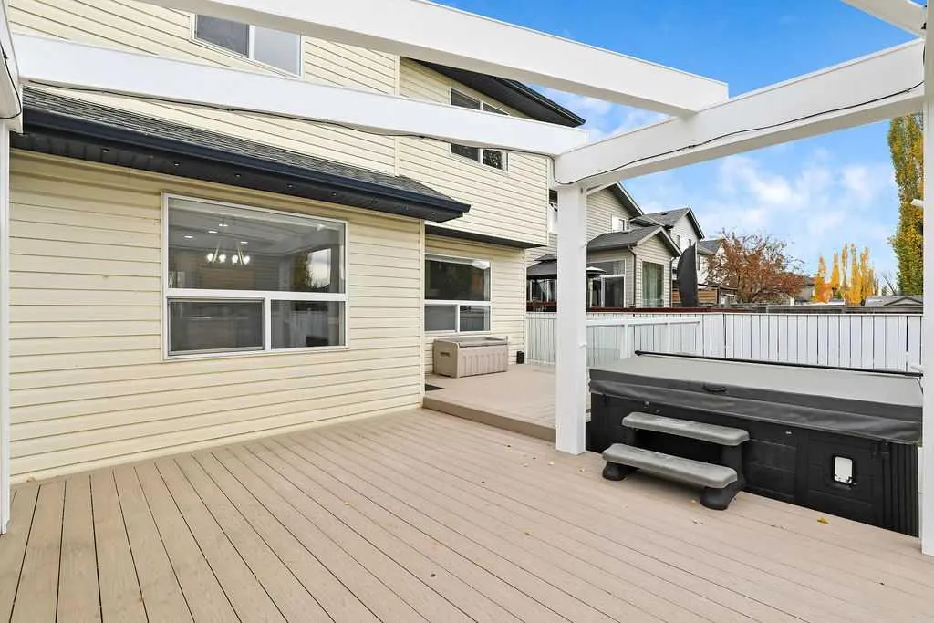 195 Cranwell Crescent SE