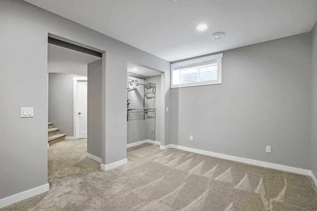195 Cranwell Crescent SE