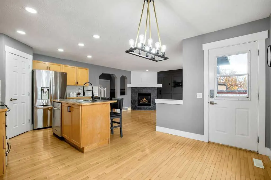 195 Cranwell Crescent SE