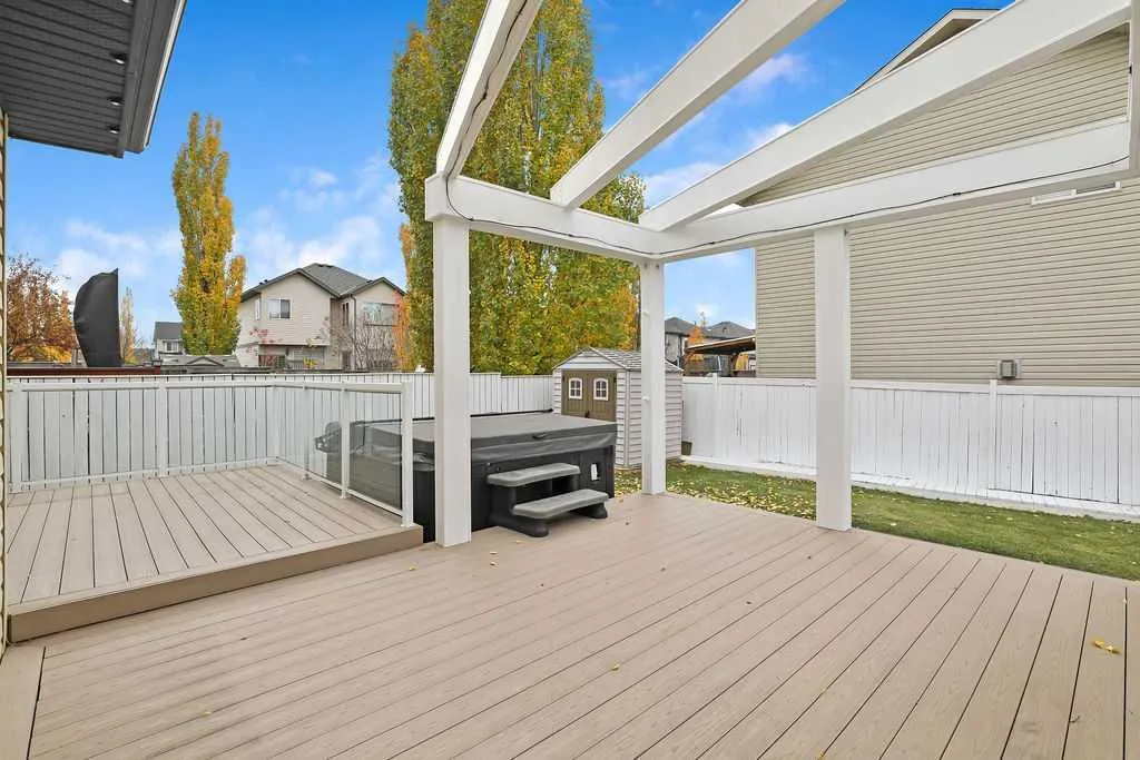 195 Cranwell Crescent SE