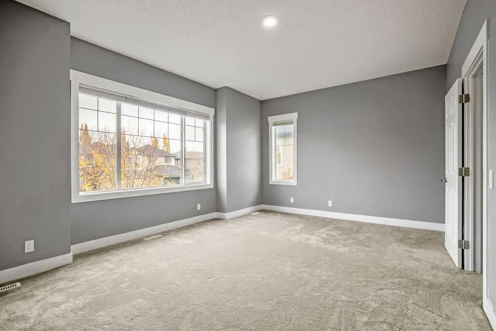 195 Cranwell Crescent SE