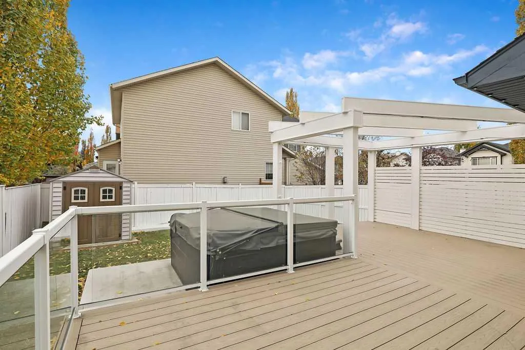 195 Cranwell Crescent SE