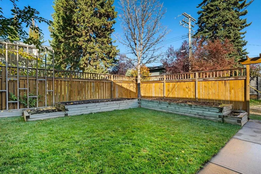 6526 Laurentian Way SW