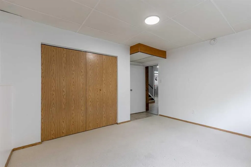 130 Chippewa Crescent W