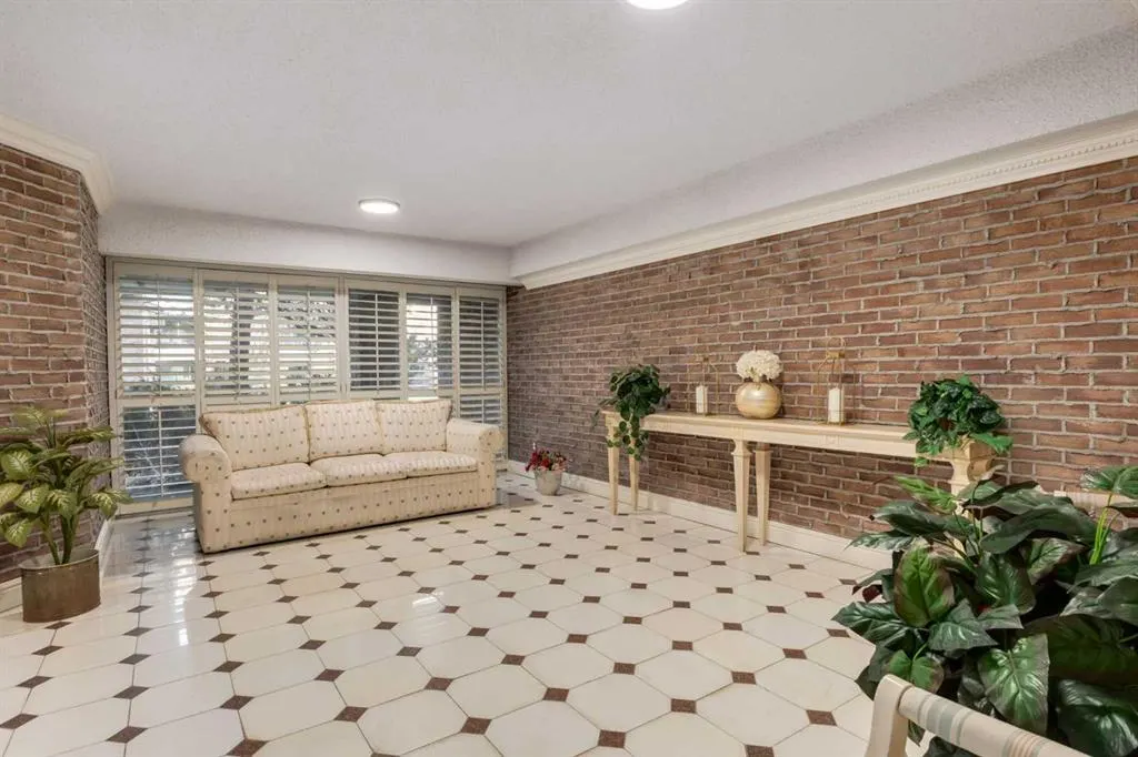 201 Braeglen Close SW #1402