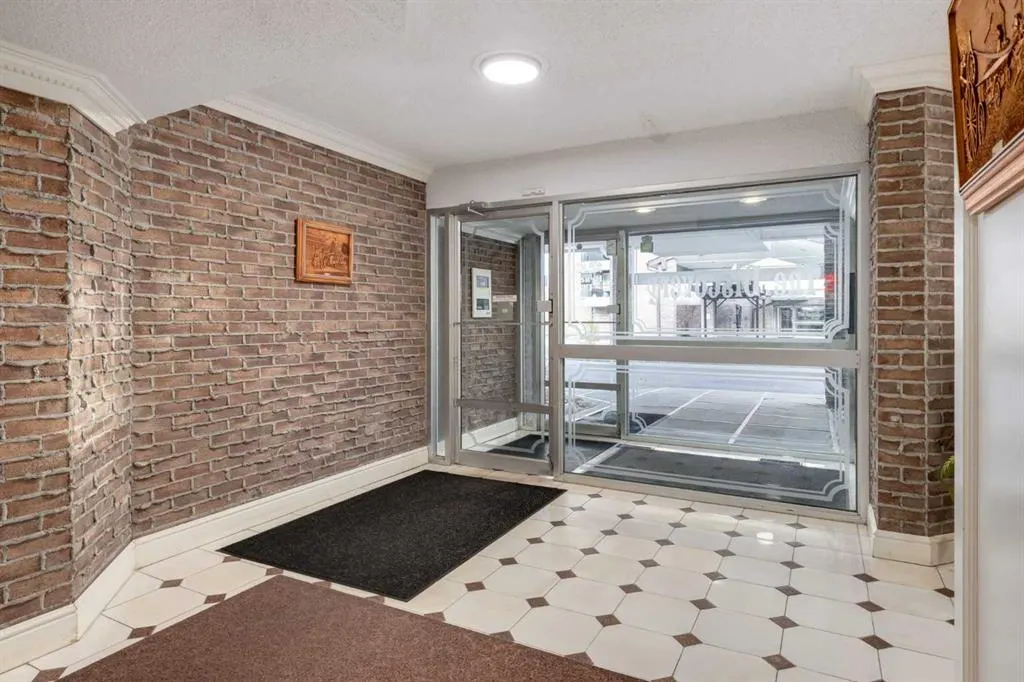 201 Braeglen Close SW #1402