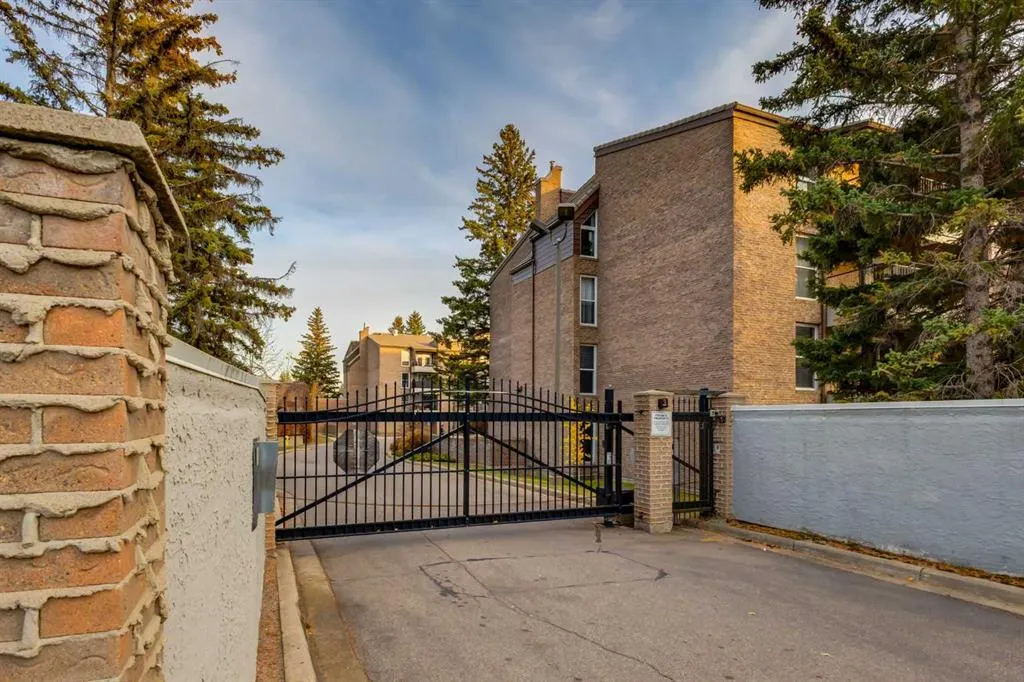 201 Braeglen Close SW #1402