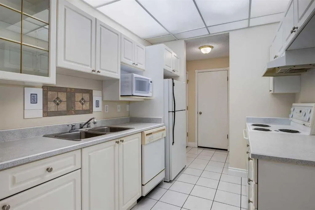 201 Braeglen Close SW #1402