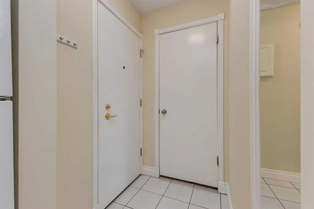 201 Braeglen Close SW #1402