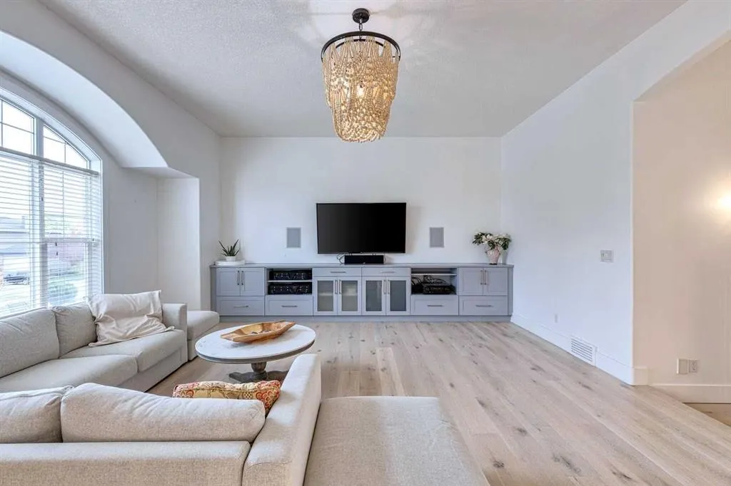 41 Strathlea Court SW