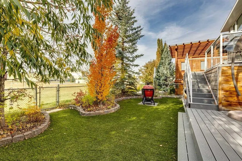 41 Strathlea Court SW